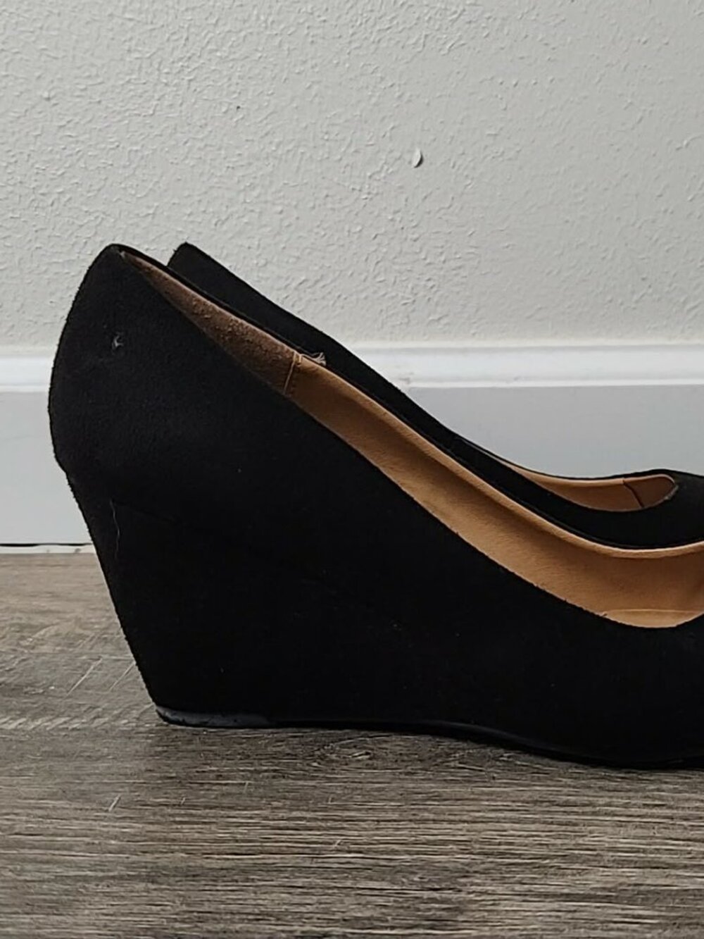 Chinese Laundry black faux suede wedge heel 7.5 - Picture 2 of 4